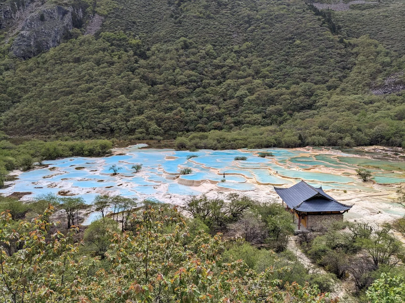 Bassins de travertin turquoise de Huanglong, préfecture d'Aba au Sichuan, étape culturelle du voyage pêche et culture